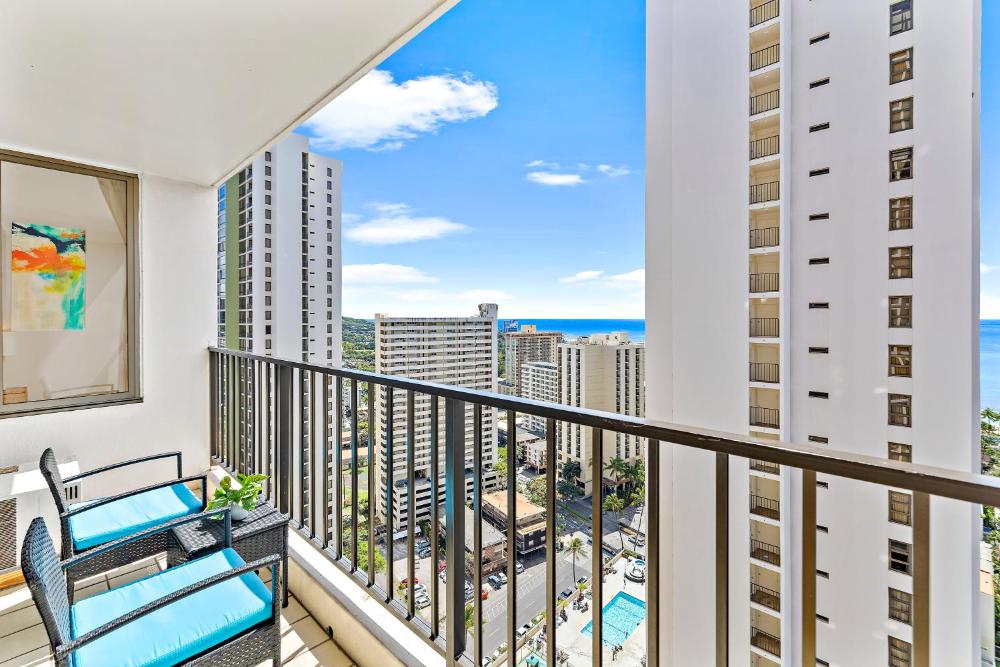 1BR with Great Ocean Views, 1 Block to Waikiki Beach